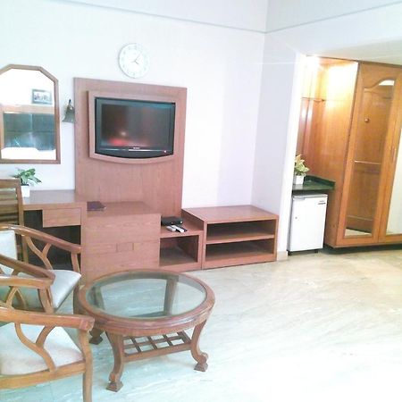 Hotel Queens Residency Gurgaon Bagian luar foto