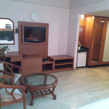 Hotel Queens Residency Gurgaon Bagian luar foto
