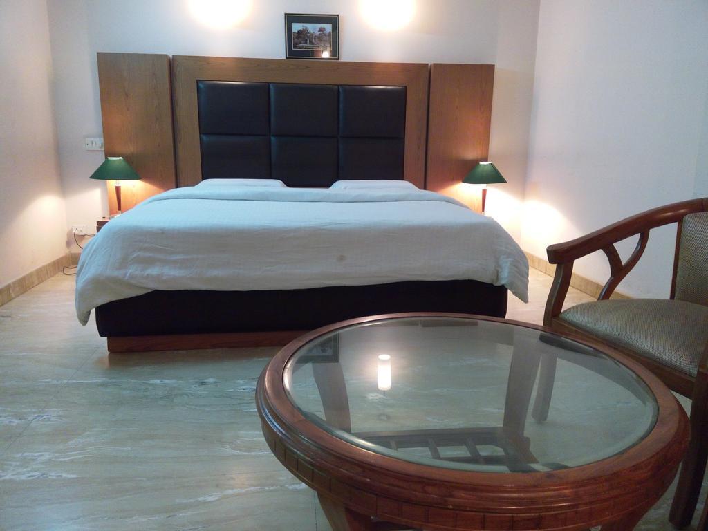 Hotel Queens Residency Gurgaon Ruang foto