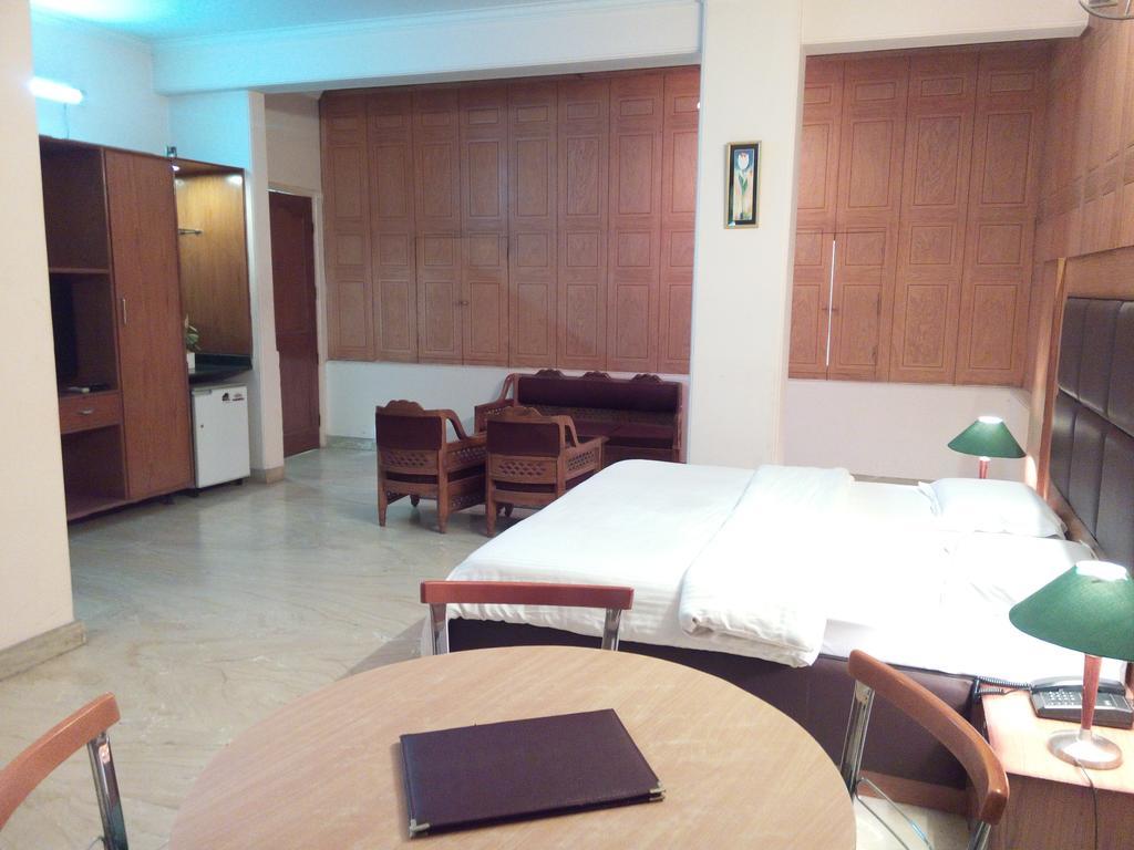 Hotel Queens Residency Gurgaon Ruang foto