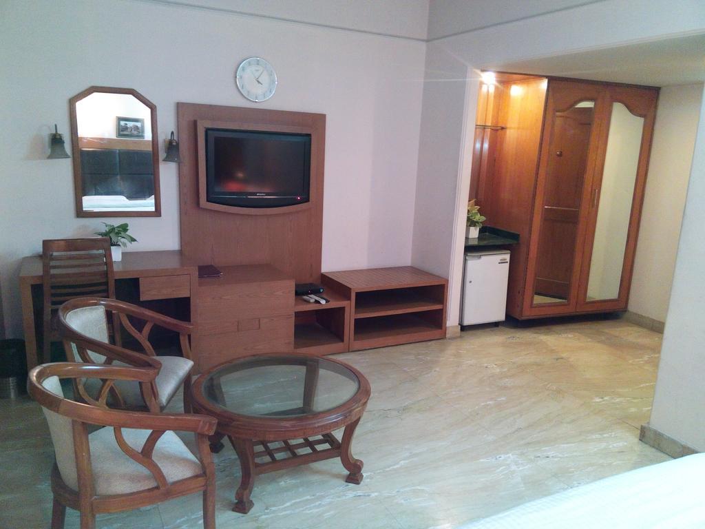 Hotel Queens Residency Gurgaon Bagian luar foto