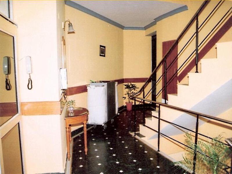 Hotel Queens Residency Gurgaon Bagian luar foto