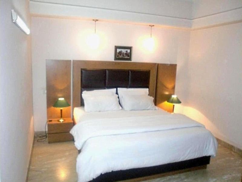 Hotel Queens Residency Gurgaon Bagian luar foto