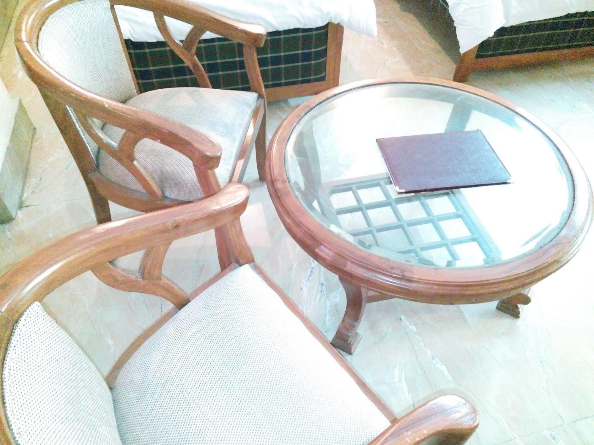 Hotel Queens Residency Gurgaon Bagian luar foto