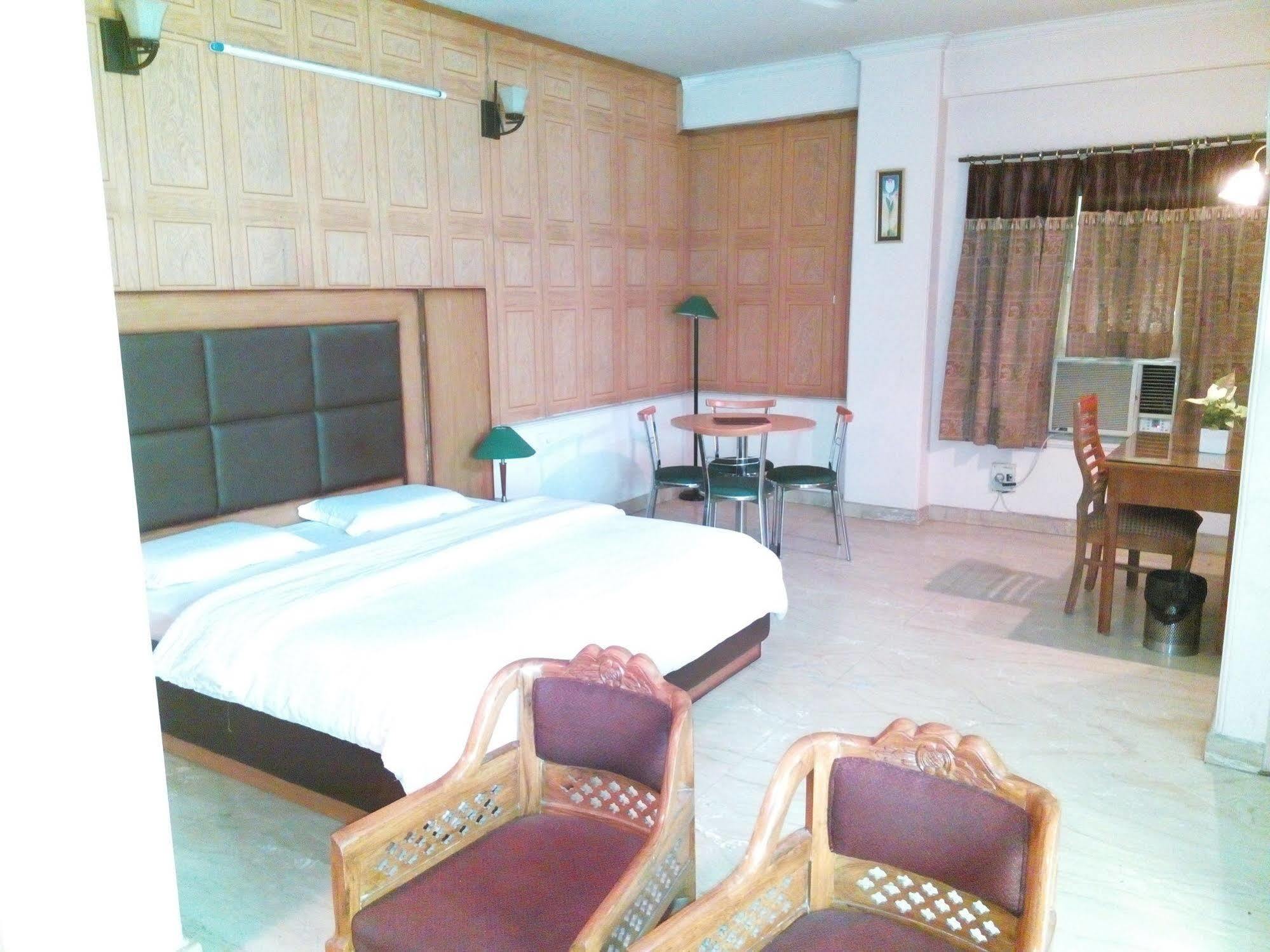 Hotel Queens Residency Gurgaon Bagian luar foto