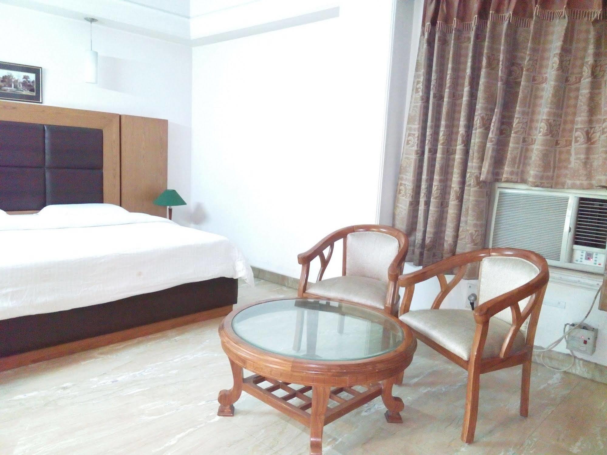 Hotel Queens Residency Gurgaon Bagian luar foto