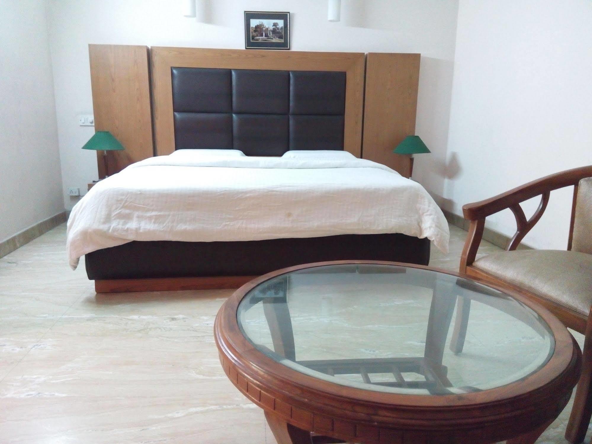 Hotel Queens Residency Gurgaon Bagian luar foto