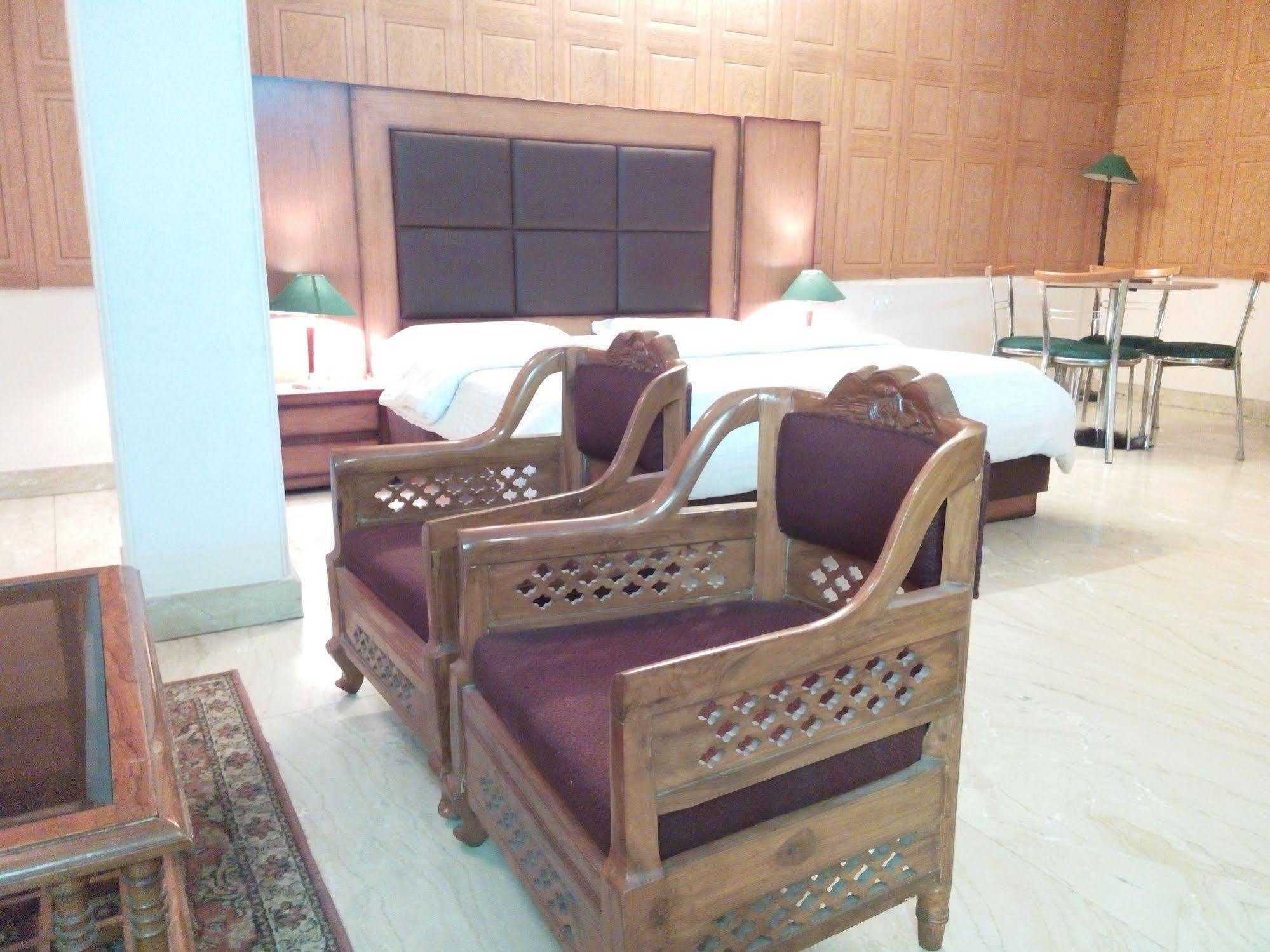 Hotel Queens Residency Gurgaon Bagian luar foto