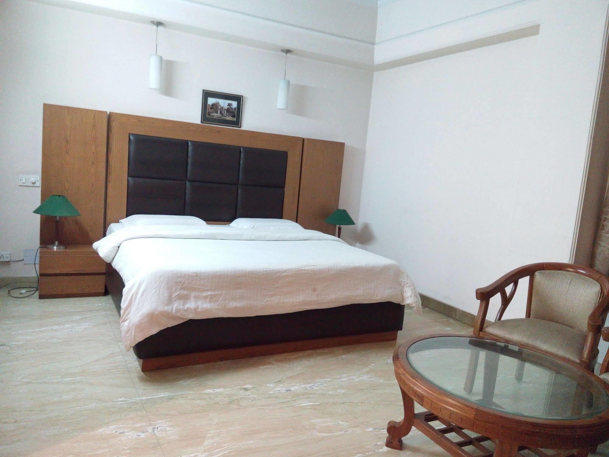 Hotel Queens Residency Gurgaon Bagian luar foto