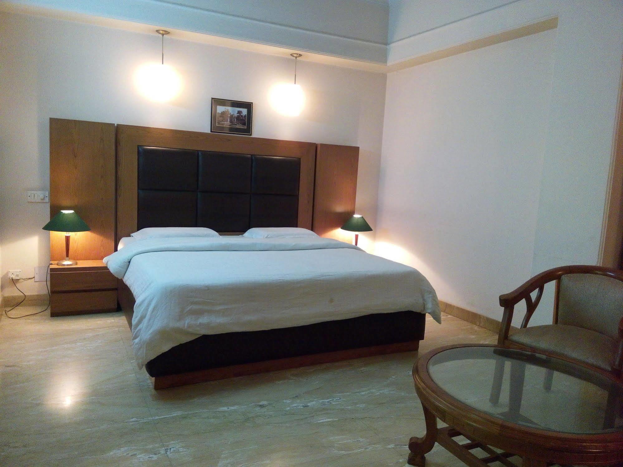 Hotel Queens Residency Gurgaon Bagian luar foto