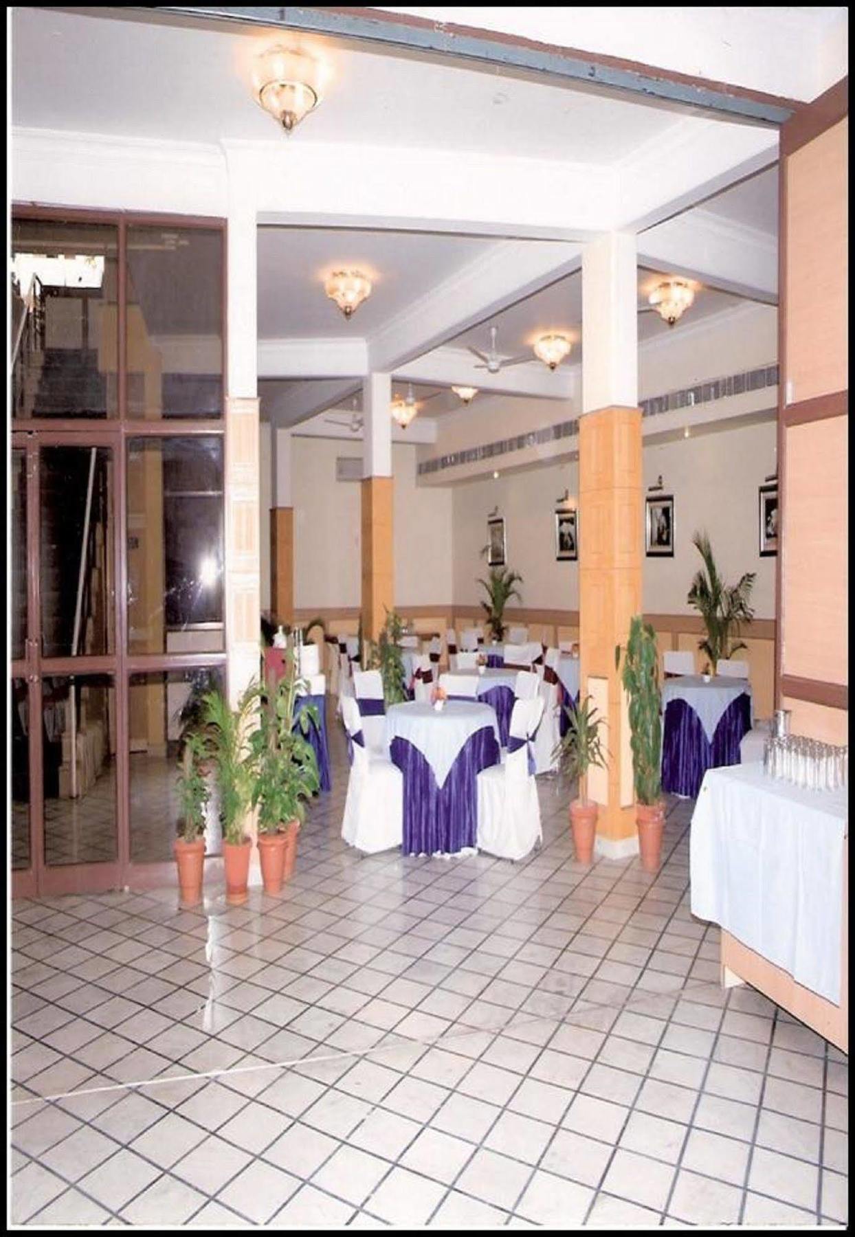 Hotel Queens Residency Gurgaon Bagian luar foto