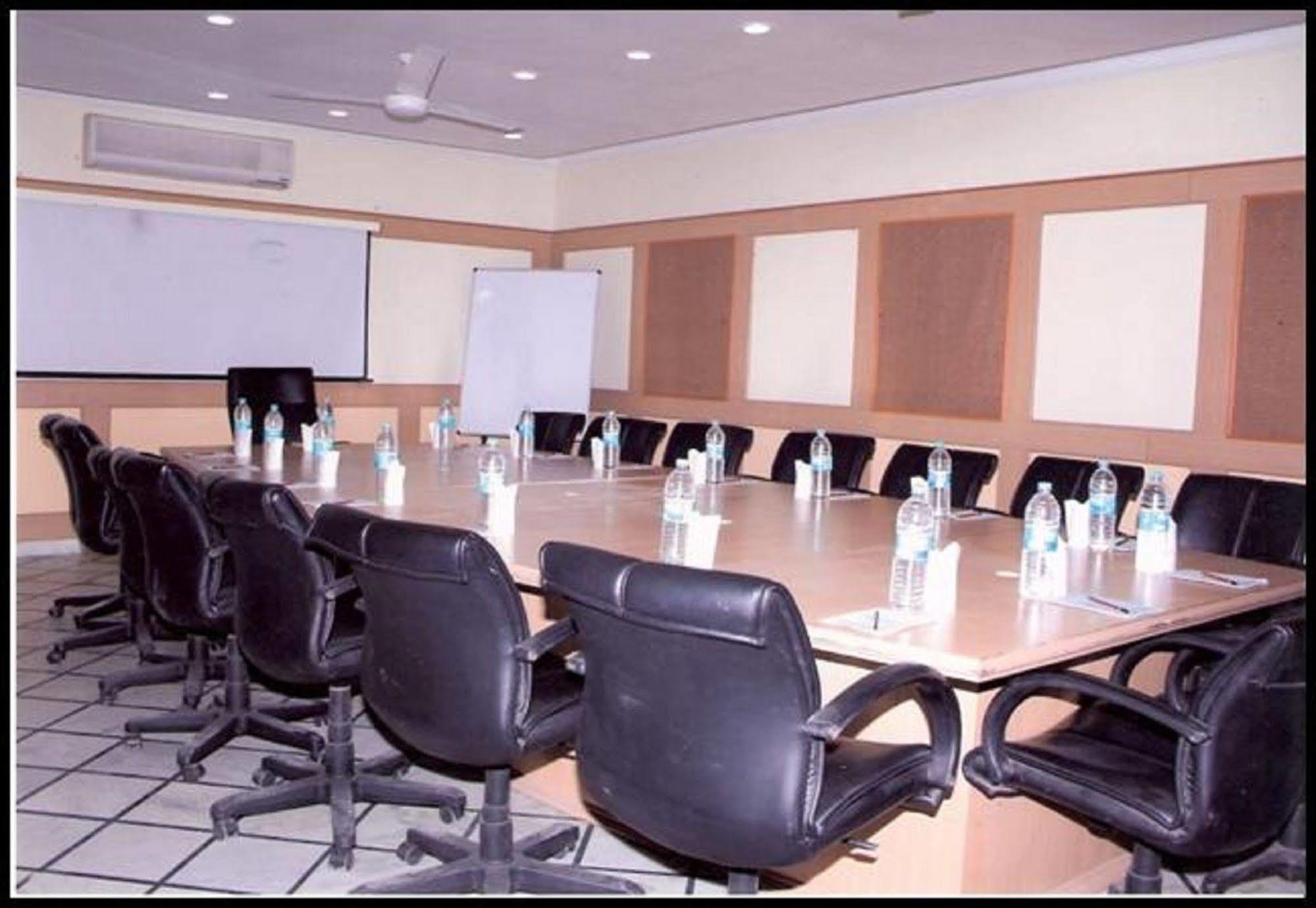 Hotel Queens Residency Gurgaon Bagian luar foto